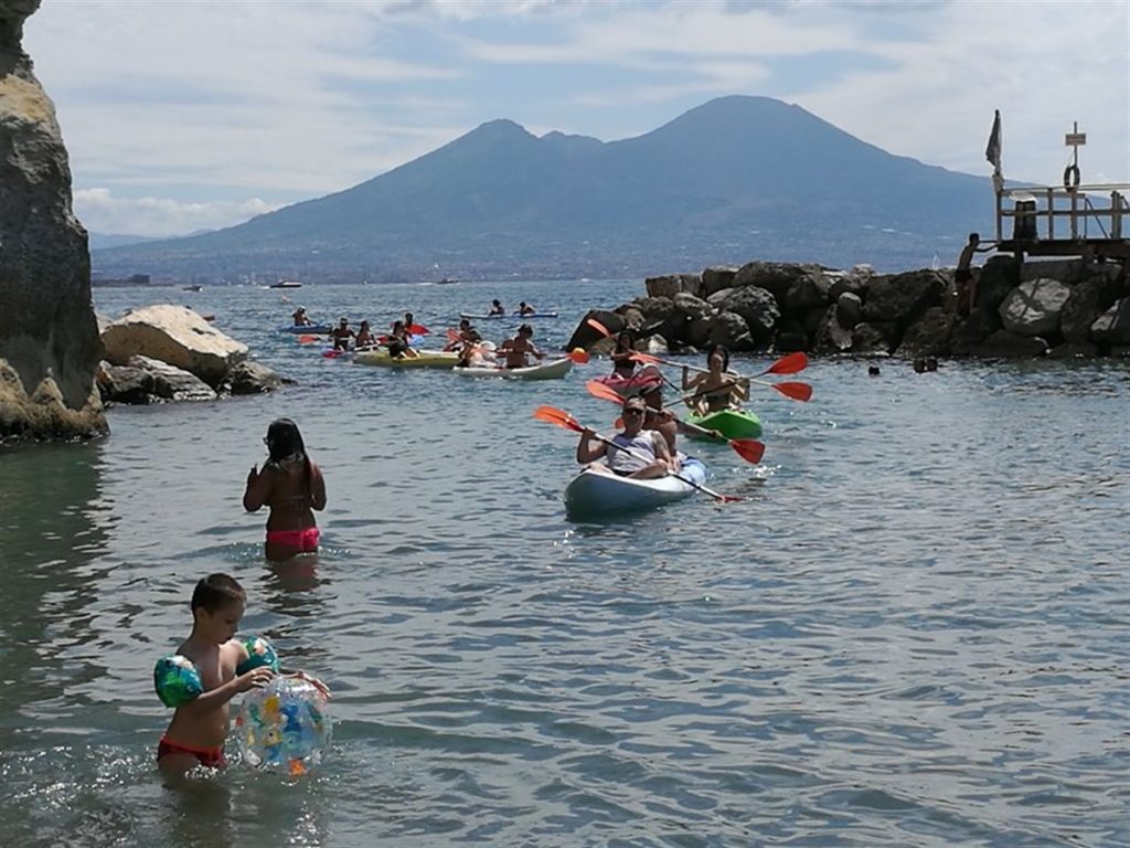 Spiagge A Napoli Negate Ai Partenopei Tutte In Mano Ai Privati La Protesta Dei Pirati La Domenica Settimanale